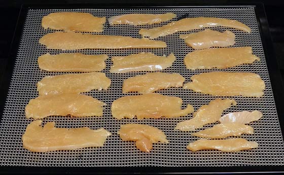 chicken-strips-on-dehydrator-tray