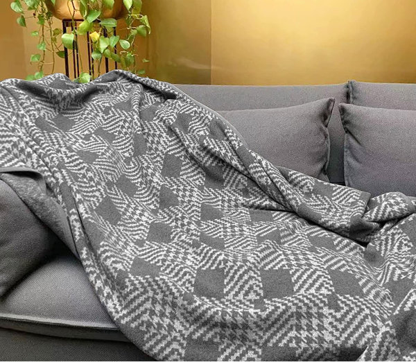 Cotton Blanket vs. Wool Blanket vs. Fleece Blanket: Which is best?