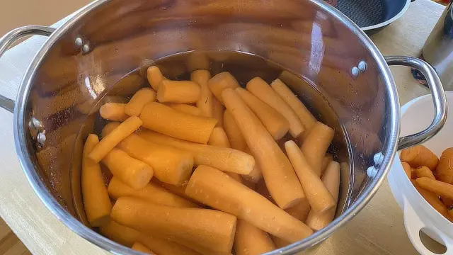 keeping carrots in water in the refrigerator for freshness